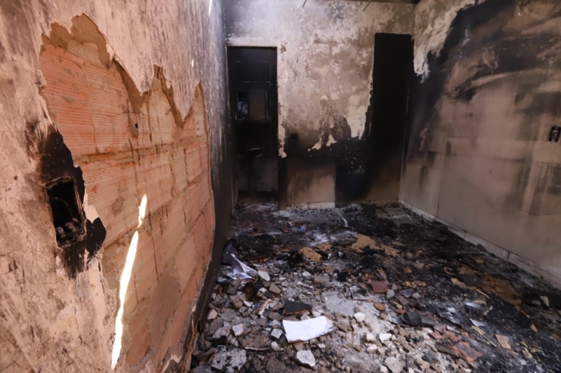 Estragos que o fogo causou em sua casa do jardineiro Reinaldo Silva 