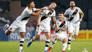 Jogadores do Vasco comemoram gol sobre a Ponte Preta