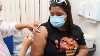 Estudante Ilana Mariá durante a vacinação contra a Covid-19