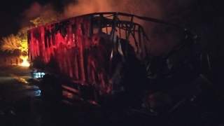 Veículos ficaram completamente destruídos pelo fogo