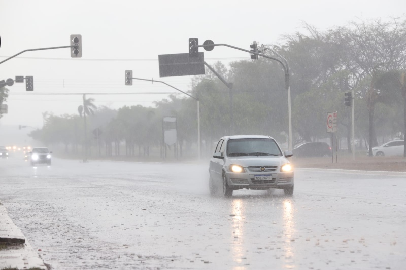 Chuva na Avenida Teotônio Segurado, no centro de Palmas