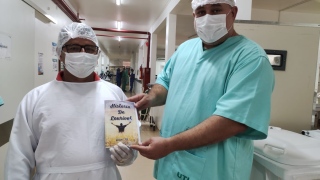 Lourival Rodrigues realizou a entrega dos livros aos profissionais do HRG