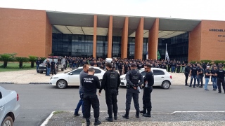 Ato começou em frente a Assembleia Legislativa e seguiu até o Palácio do Araguaia 