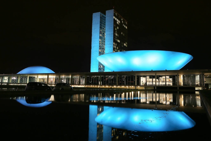 Congresso Nacional iluminado de azul em homenagem à campanha Novembro Azul de combate e prevenção ao