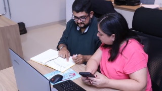 Administrador Juarez Silva e sua esposa e sócia, Jaqueline Souza, anotam todos os gastos no app