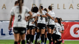 Jogadores do Corinthians comemoram gol na final da Libertadores contra o Santa Fe