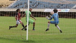 Lance do primeiro gol do Araguacema, marcado por Luan Henrique