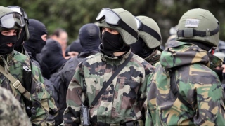 Militares russos do Ministério da Administração Interna. EUA dizem que a Rússia pode armar um pretex