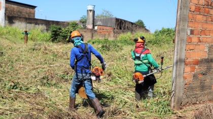 Limpeza de lotes baldios em Araguaína