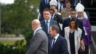 O presidente Jair Bolsonaro, acompanhado da primeira dama Michelle Bolsonaro, deixa a Catedral Rainh