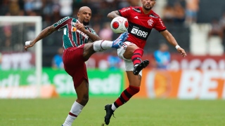 Felipe Melo e Arrascaeta disputam lance de jogo