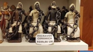 Loja em Salvador deixa de vender escravos de cerâmica após críticas