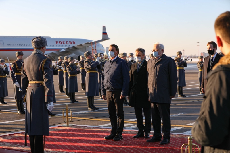 Bolsonaro chega a Moscou de máscara e encara 'bolha da Covid' de Putin