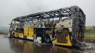 Ônibus ficou completamente destruído pelas chamas 