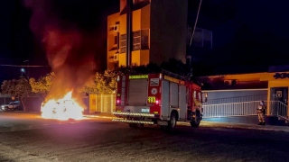 Carro pegou fogo em avenida de Gurupi