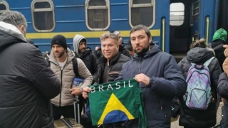 Foto publicada por Jair Bolsonaro (PL) ao divulgar que grupo chegou embaixada do Brasil na Romênia