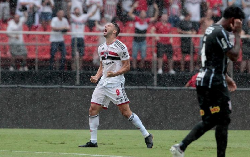 Calleri comemora gol contra o Corinthians