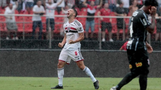 Calleri comemora gol contra o Corinthians