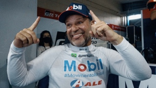 Rubens Barrichello comemora pole em Goiânia