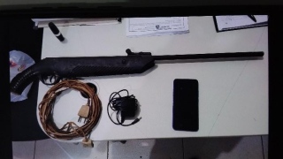 Arma e objetos apreendidos com suspeitos em Porto Nacional 