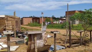Área ocupada irregularmente em antigo aterro sanitário 