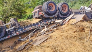 Carreta ficou destruída e carga de soja espalhada pelo chão com o acidente