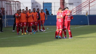 Vila Nova comemora gol sobre o Brusque no Estádio Augusto Bauer