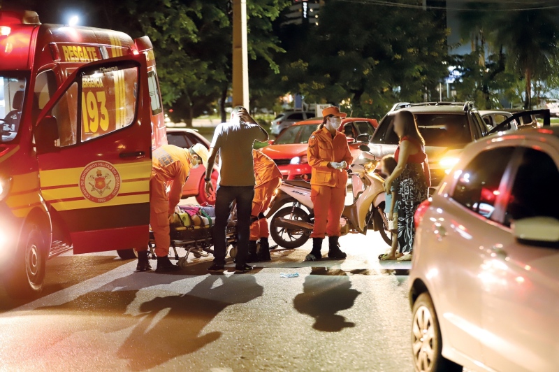 Acidente de moto: motociclista é socorrida após colisão em rotatória de Palmas