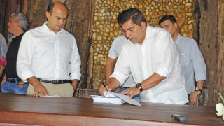 Amastha e Sandoval durante assinatura de convênio