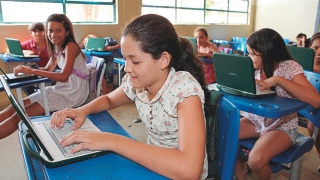 Estudantes da ETI Vila União só relatam benefícios com a chegada dos laptops na salas de aula