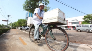 Vendedor ambulante Júlio Valência busca sempre caminhos seguros e cobra mais ciclovias em Palmas