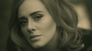 Adele no clipe do single "Hello"